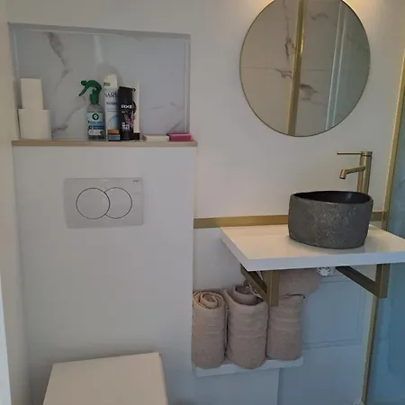 Standing Apartment *